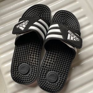Adidas Adissage slides. Men’s 8/Women’s 9